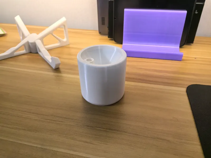 烟灰缸带灭烟孔