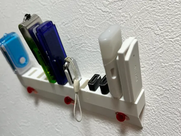 Support mural clés USB (2 tailles, fixation par punaises)