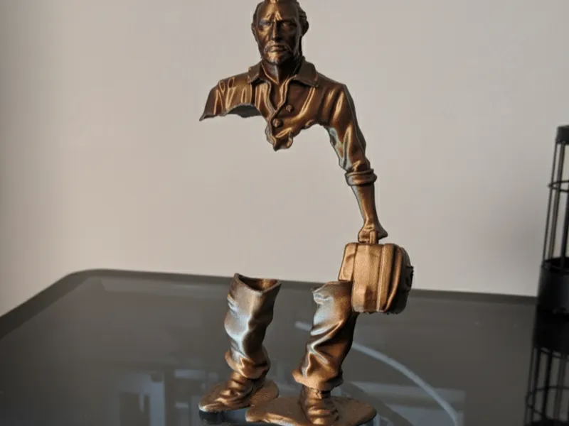 El viajero invisible   Pieza generada por IA