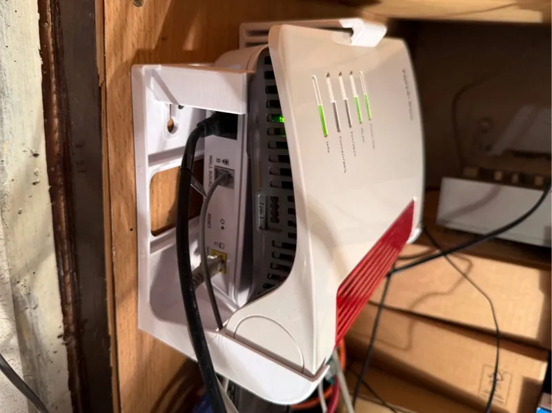 Rahmen Fritzbox 7690 und Casa FTTdp Modem