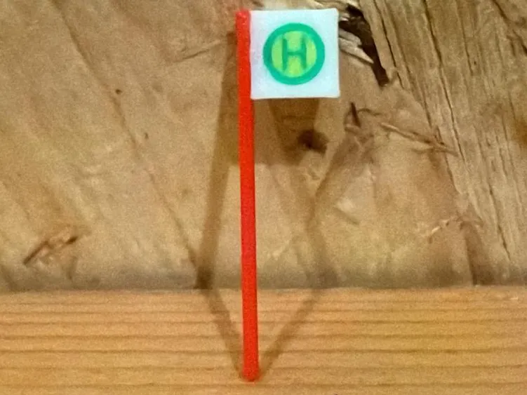 Bus Stop Mast with H Sign – H0 Scale (1:87)