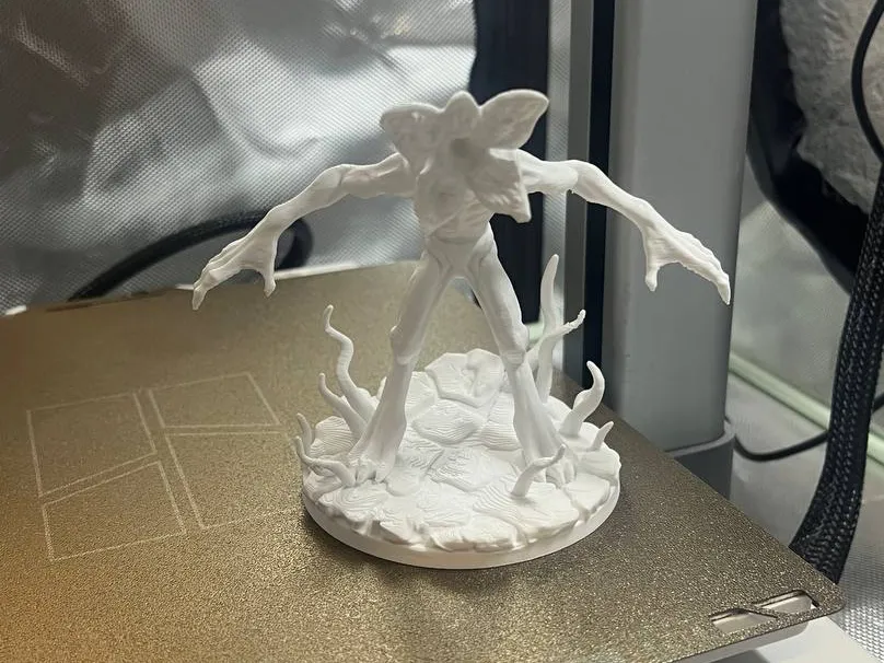 Letrero o emblema decorativo: Demogorgone Stranger Things - Demogorgon 3D Model. Referencia del modelo original.