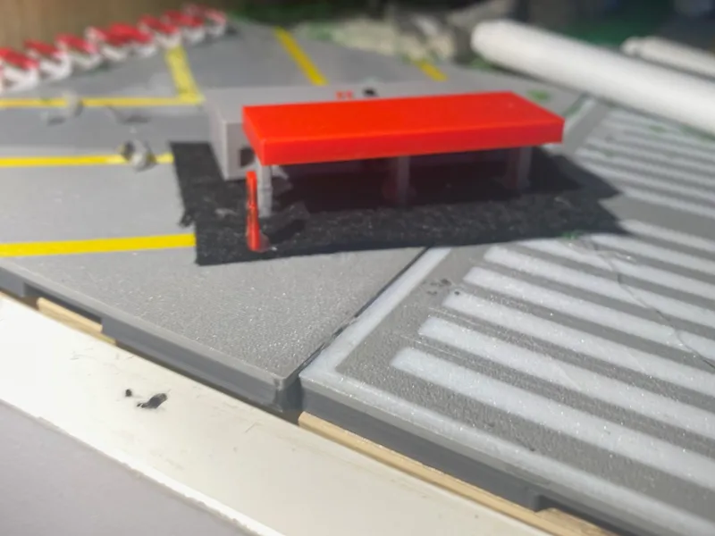 1:400 scale service station