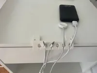 Kabelhalter weiss  für 4 handykabel und 2 Computerkabel