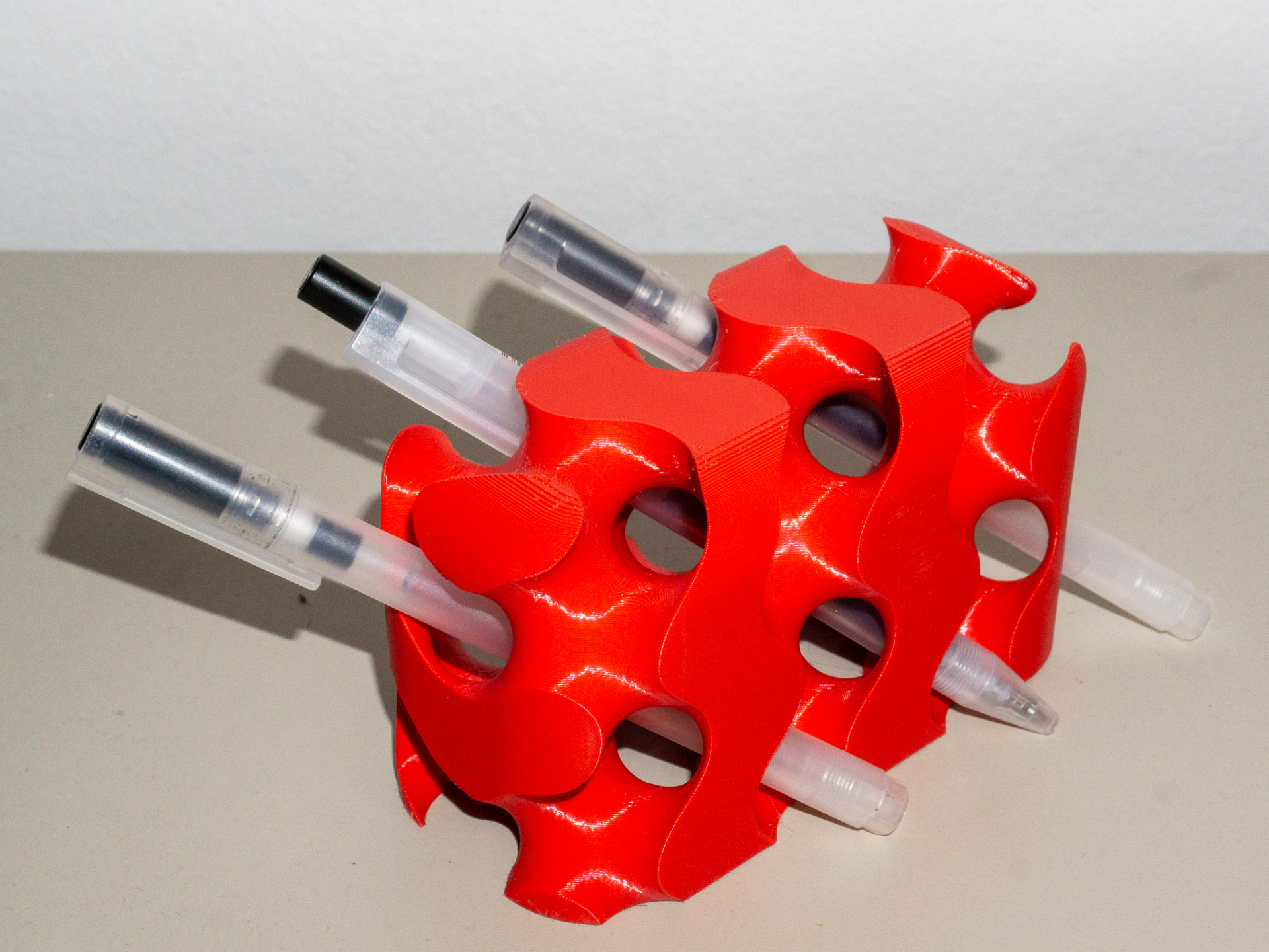 Lattice pen holder 