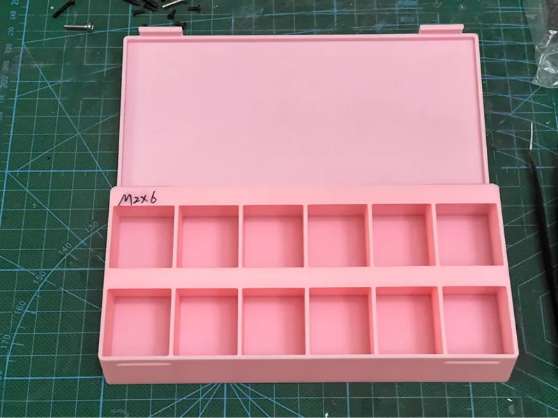 大号螺丝零件收纳盒一体成型无五金无支撑The screw parts storage box has