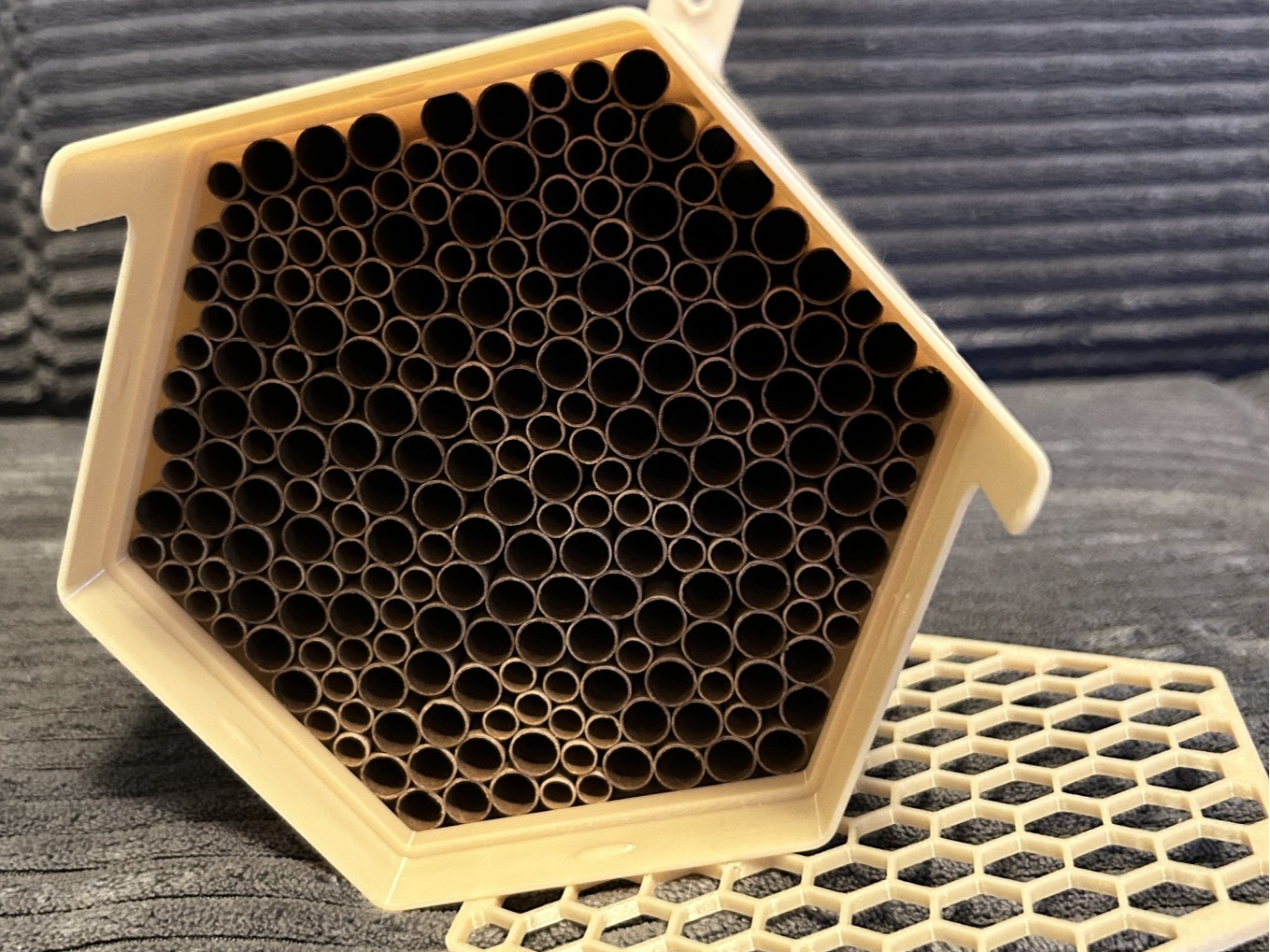 Bienenhotel mit Vogelschutzgitter