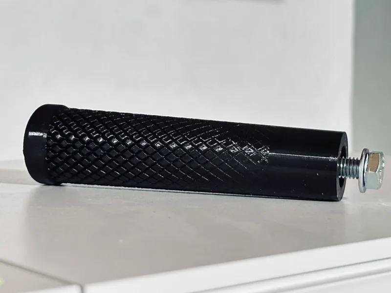 Knurled handle