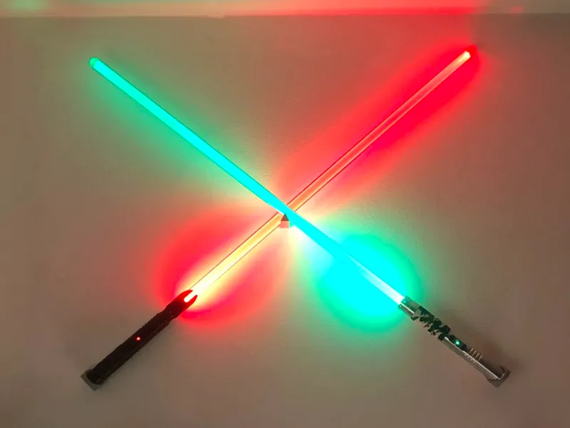 Supporto incrociato da muro per spade laser