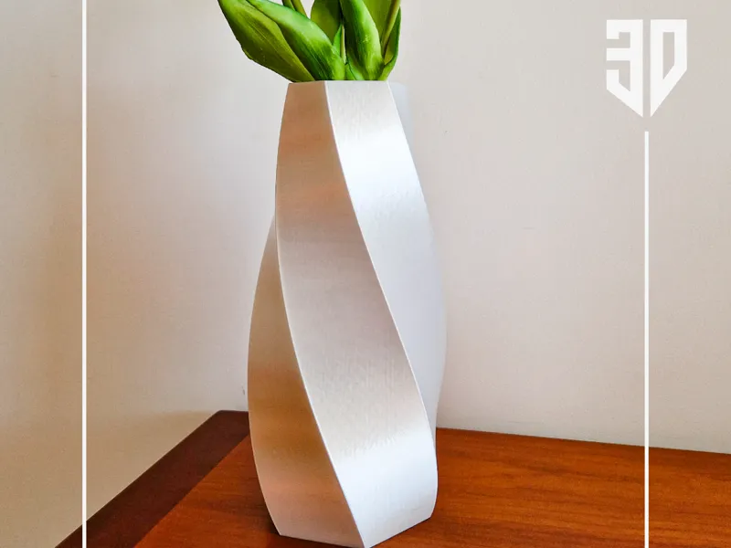 Vaso di design a spirale cubica