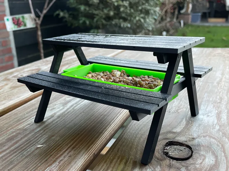 Picnic table bird feeder scale 1:9