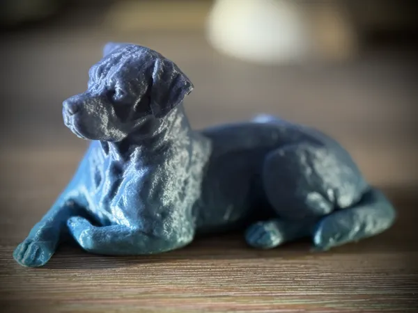 Sculpture de chien allongé