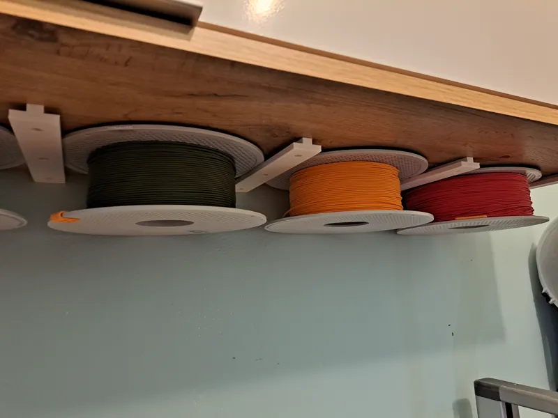 Horizontal spool hanger
