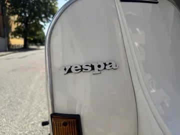 Letrero o emblema decorativo: Vespa PX Front Legshield Emblem – Original Style — vista de referencia 4