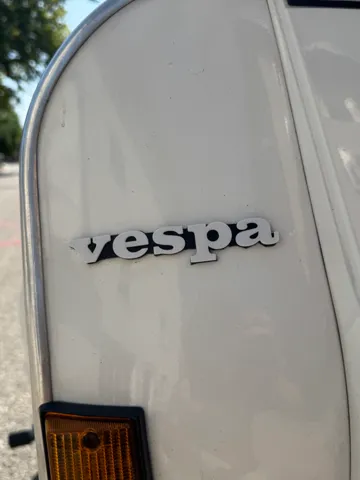 Letrero o emblema decorativo: Vespa PX Front Legshield Emblem – Original Style — vista de referencia 2