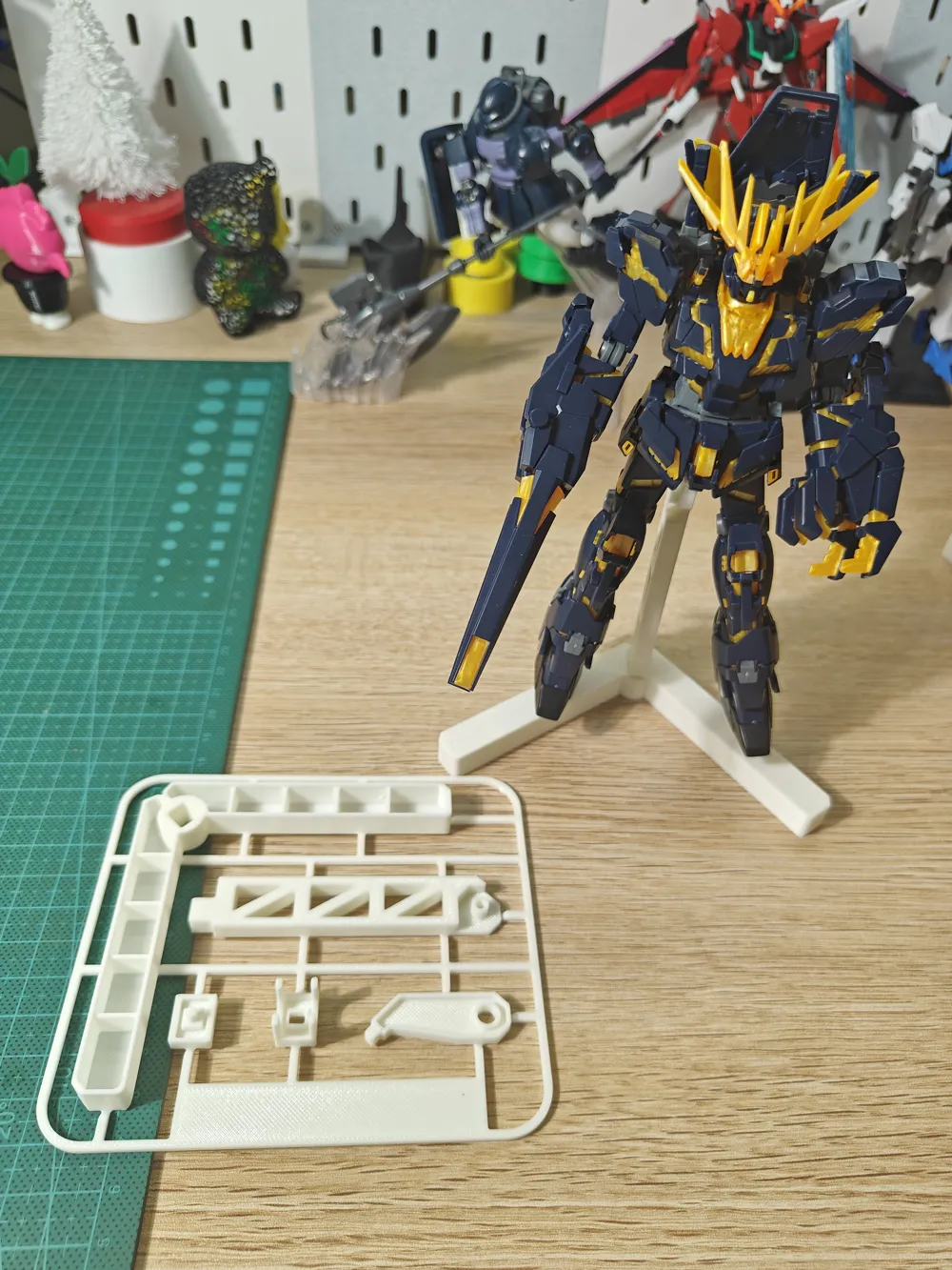 Gundam Runner Rack Stl Soporte de Gundam (versiĂłn con bebederos) - Modelo de impresiĂłn 3D ...