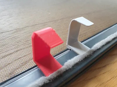 Fly screen clip