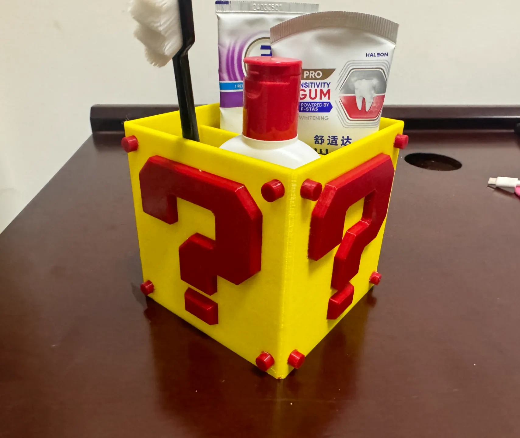 Miniatura 1 do modelo 3D 马里奥问号笔盒 铅笔盒 牙膏收纳 笔收纳桶