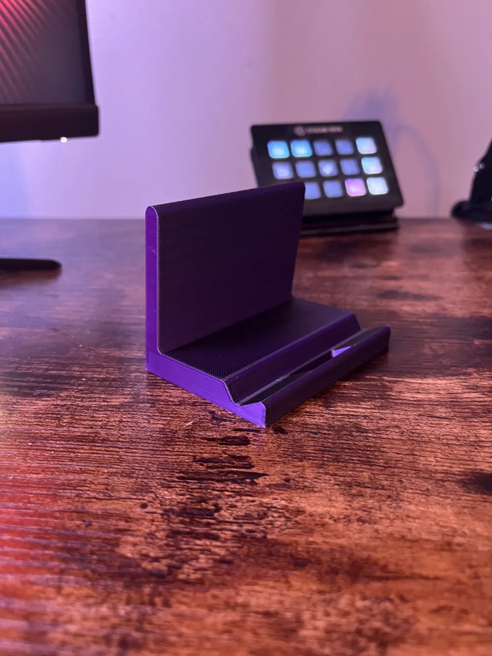 Simple desktop Phone Stand by Zachary Mugnone - MakerWorld