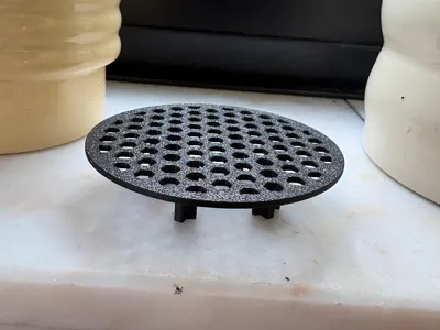 Plant riser with rounded edge