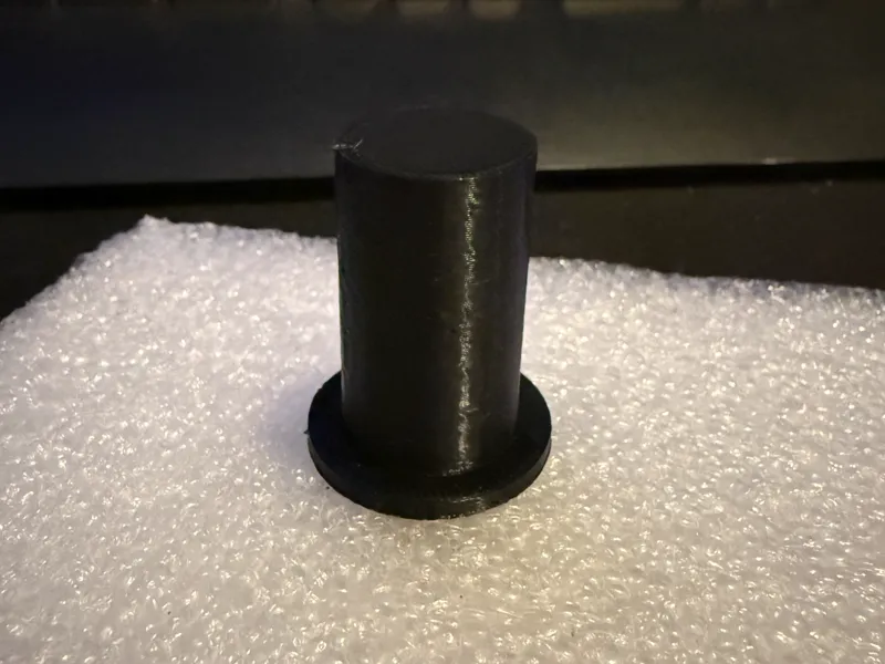 Low profile microphone arm plug