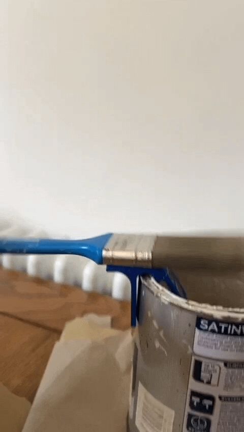 Magnetic clip for paint can