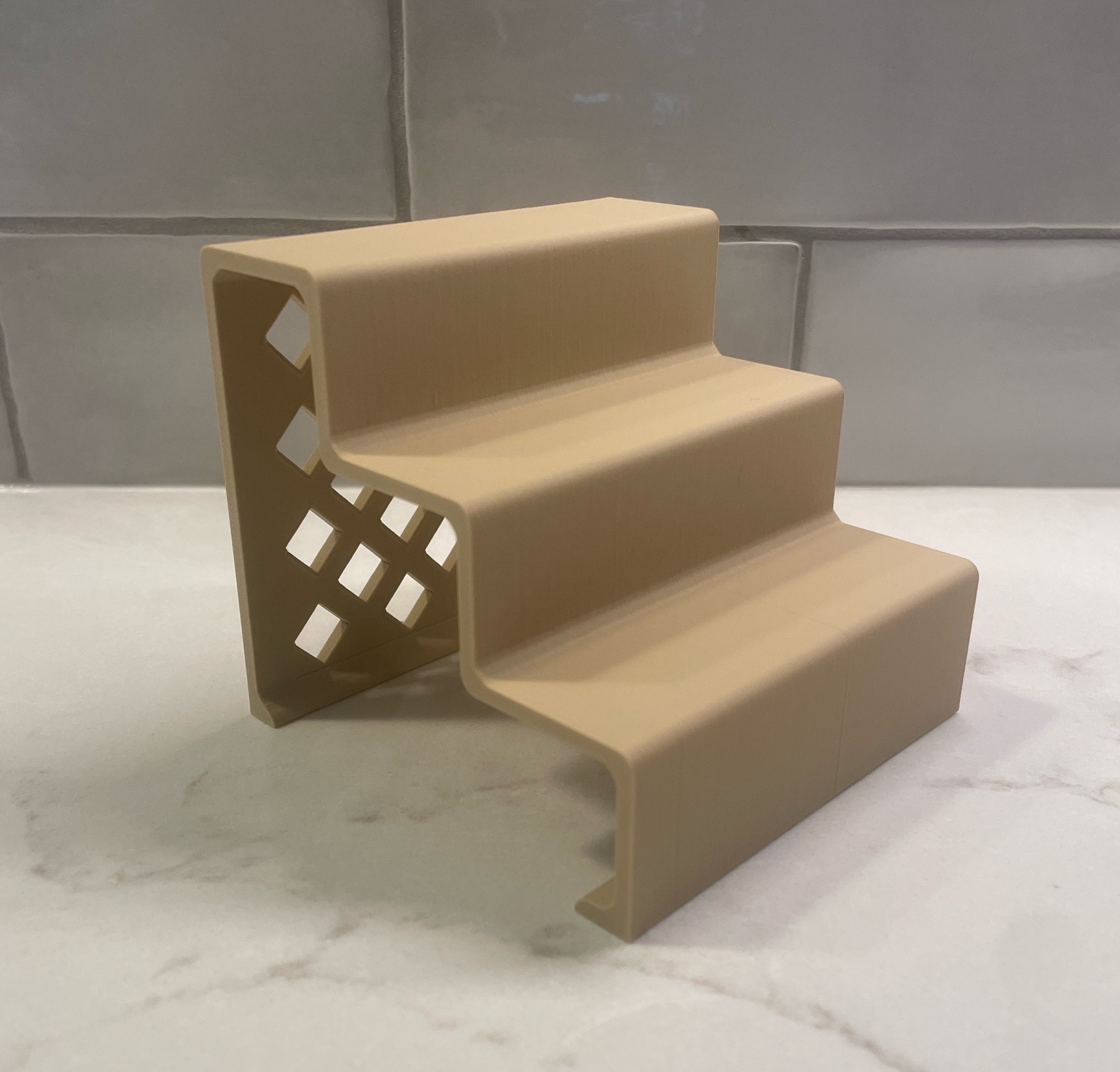 Miniatura 2 do modelo 3D Tiered Display Shelf