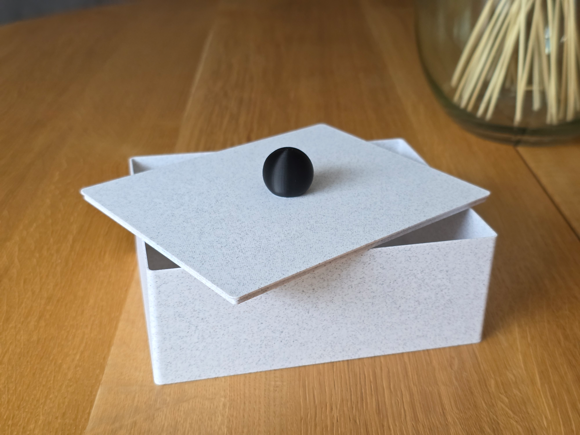 Customisable box with lid