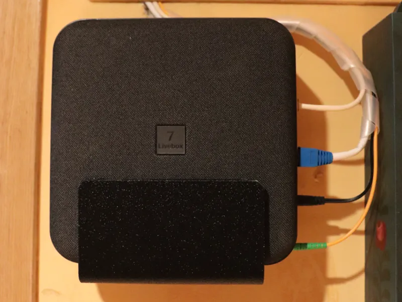 LiveBox 7: Wall mount for router