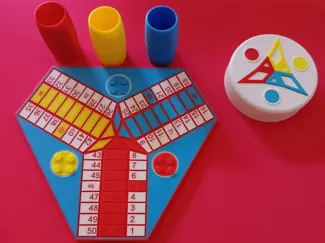Tablero de Parchís compacto multicolor – diseño 3D
