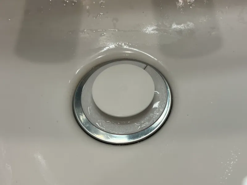 カバーつきの排水口ストレーナー