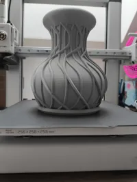 Vase design aux motifs de vigne — photo 2