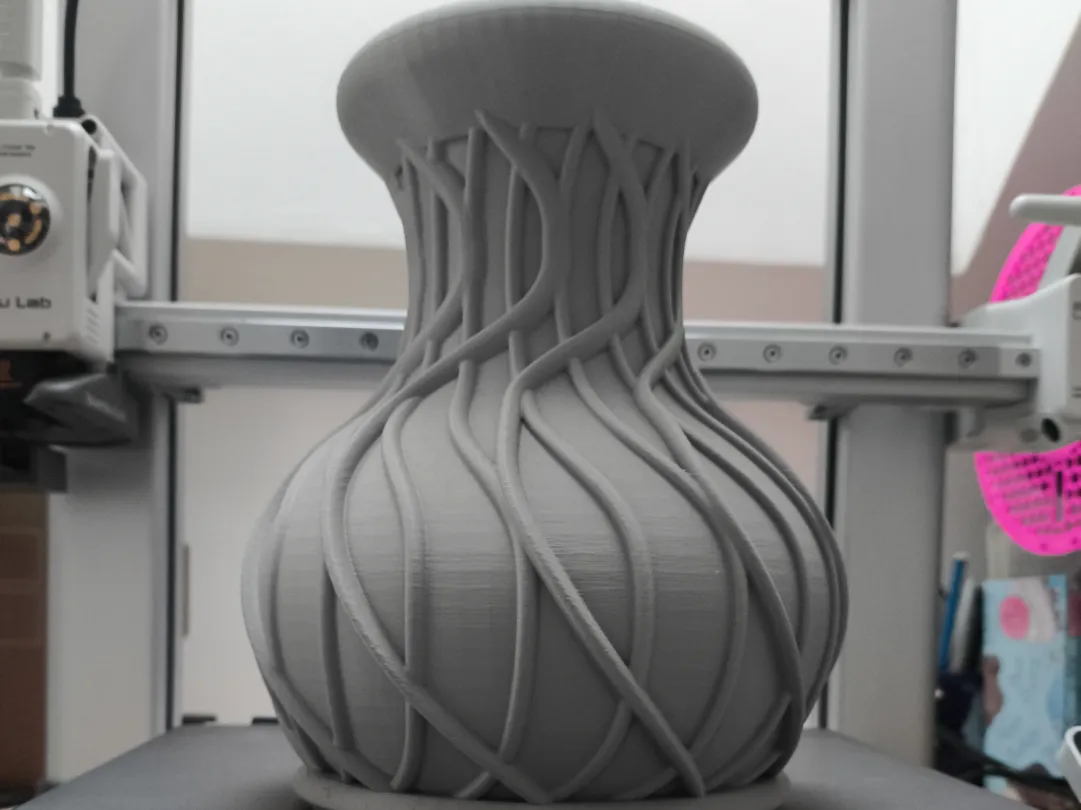 Vase design aux motifs de vigne