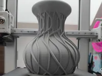 Vase design aux motifs de vigne — photo 1
