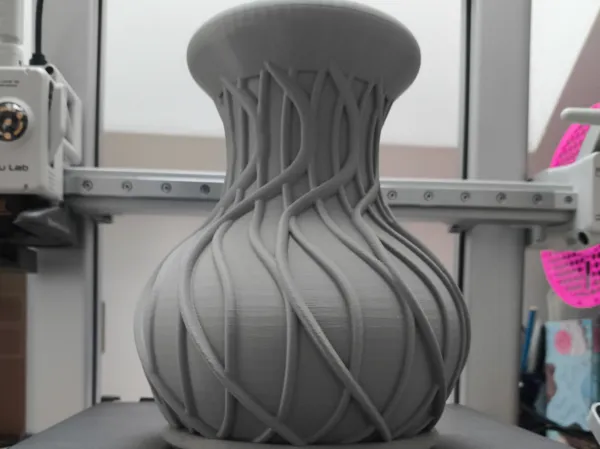Vase design aux motifs de vigne