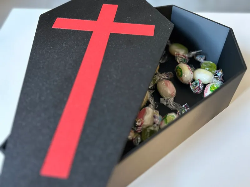 Réservoir bonbons en forme de cercueil 