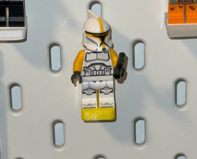 Brick Skadis Minifigure Holder including plate 2x1
