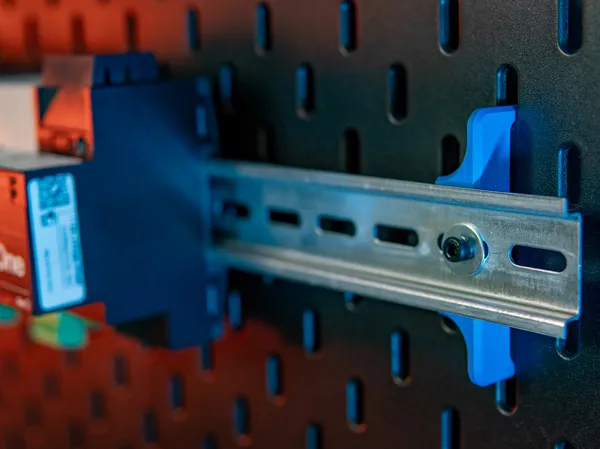 Support rail DIN pour panneau Skadis v2
