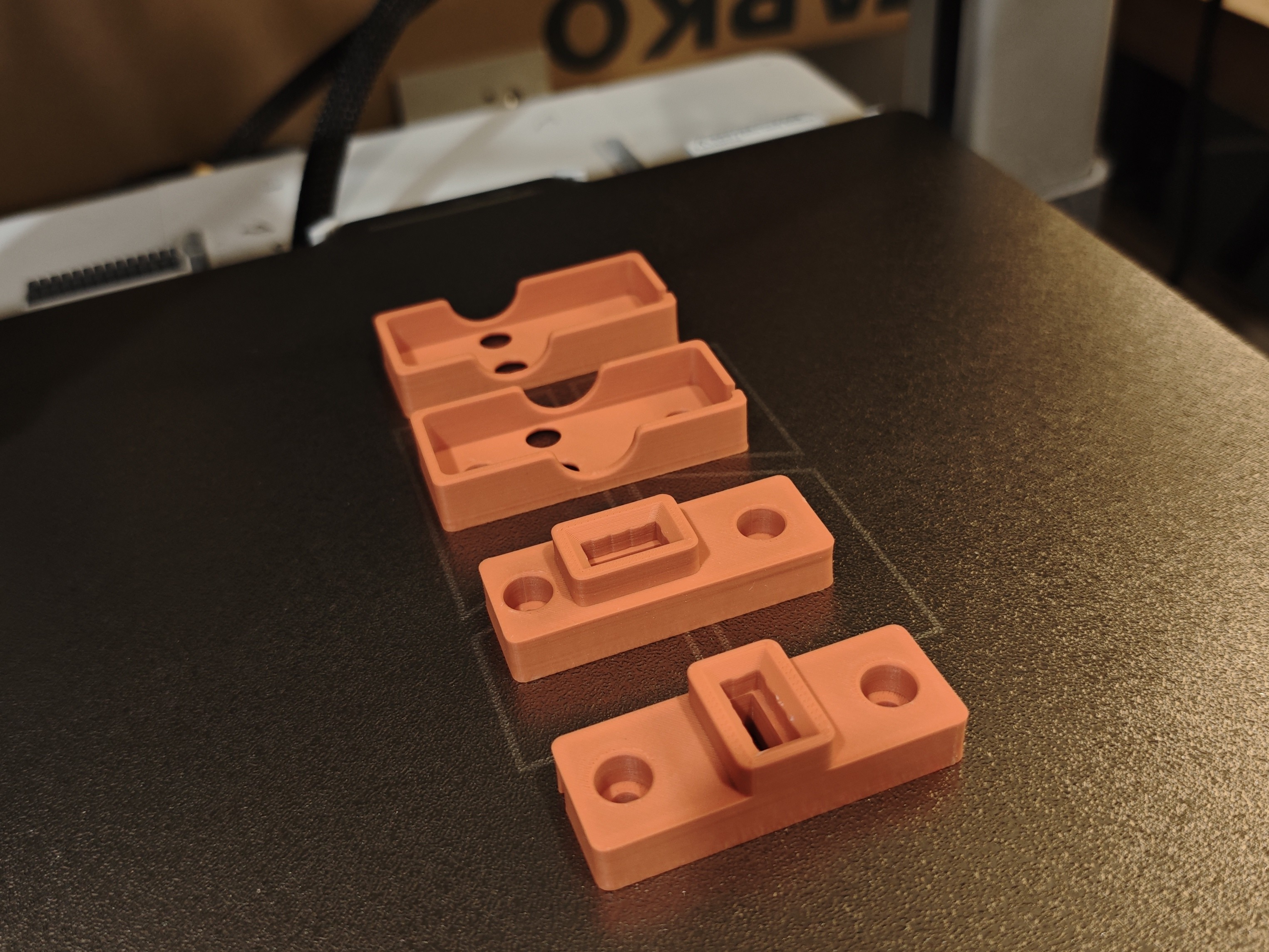Miniatura 2 do modelo 3D Microswitch holder with wire lock.