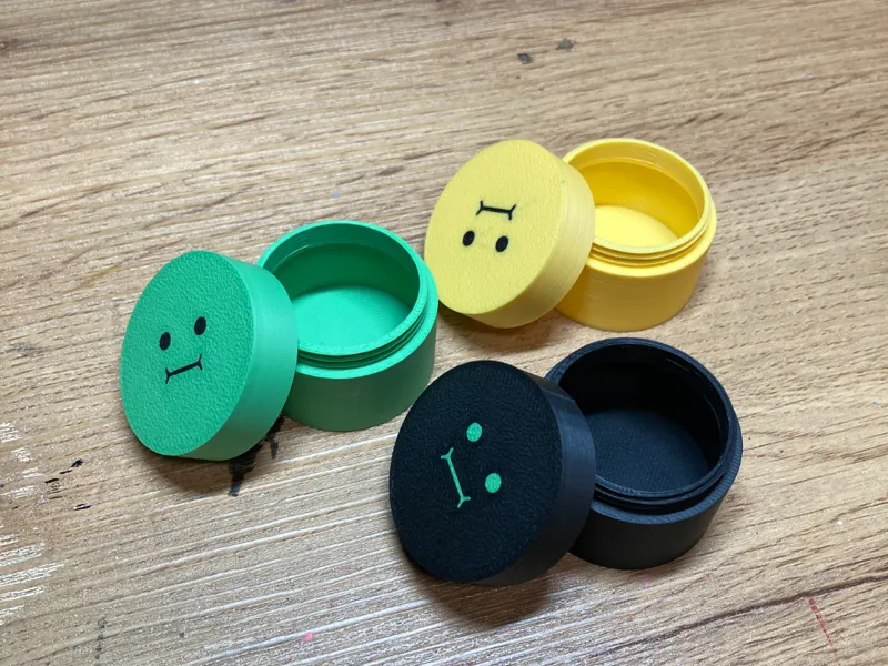 小さな顔付きの容器