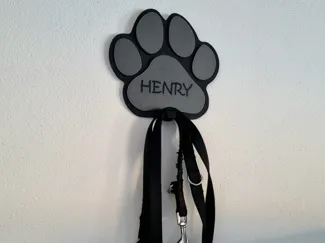 Hundepfote als Halter für Leinen / Halsband