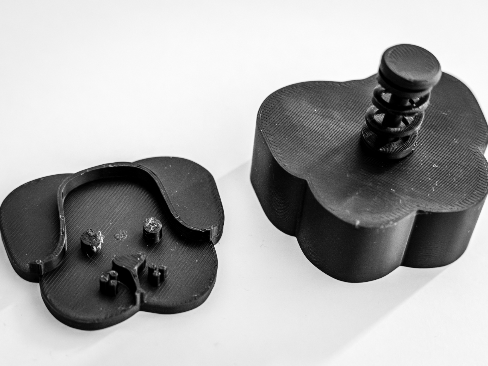 Miniatura 1 do modelo 3D Spring-Release Dog Cookie Cutter