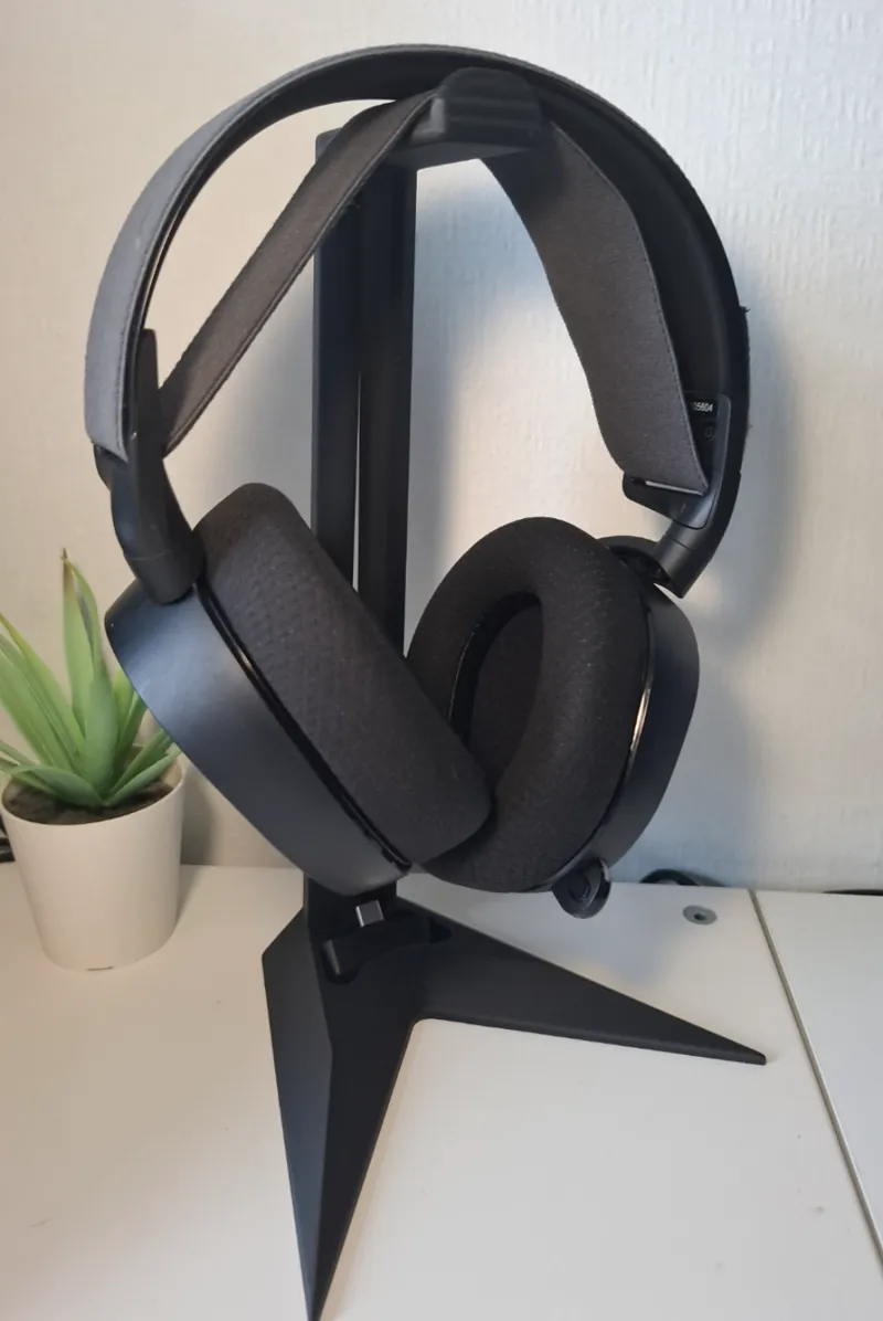 Modern headphone stand