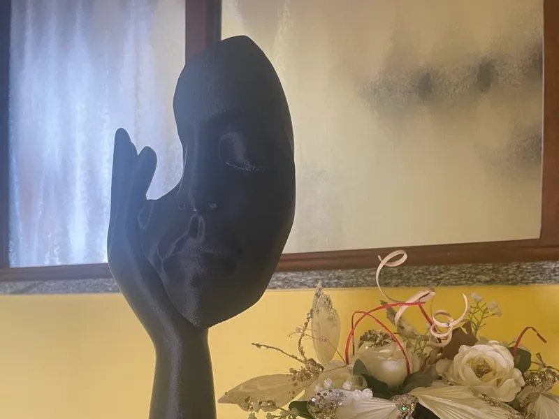 scultura donna pensante