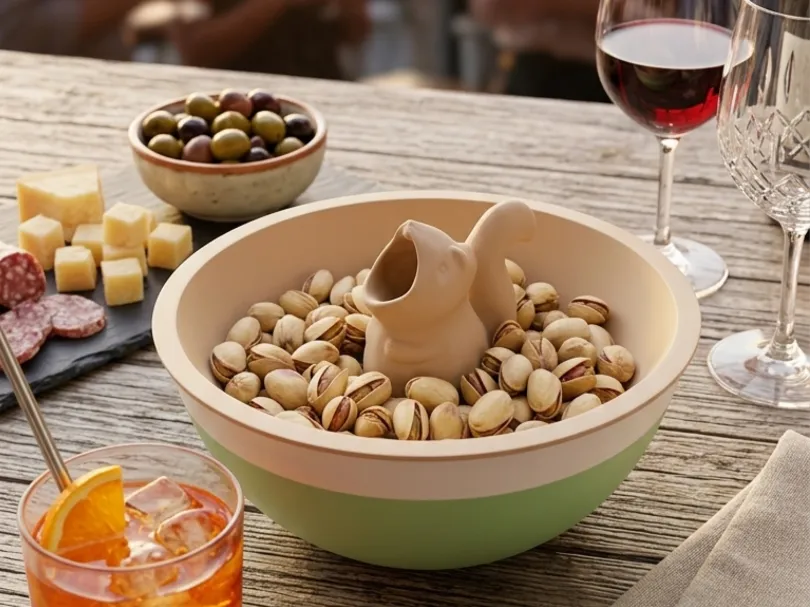 Letrero o emblema decorativo: Squirrel Pistachio Bowl – Snack & Shell Collector. Referencia del modelo original.