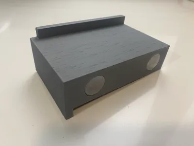 Manual saw magnet guide