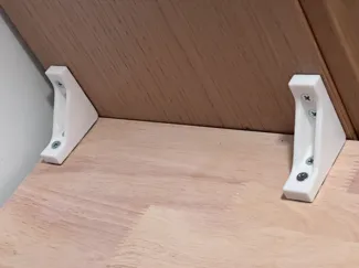 L-bracket / corner bracket