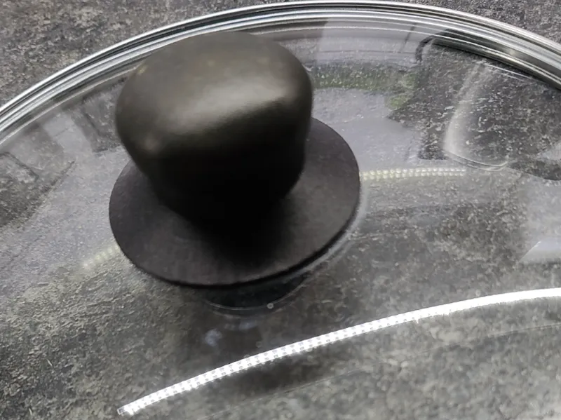 Spacer for the pan lid