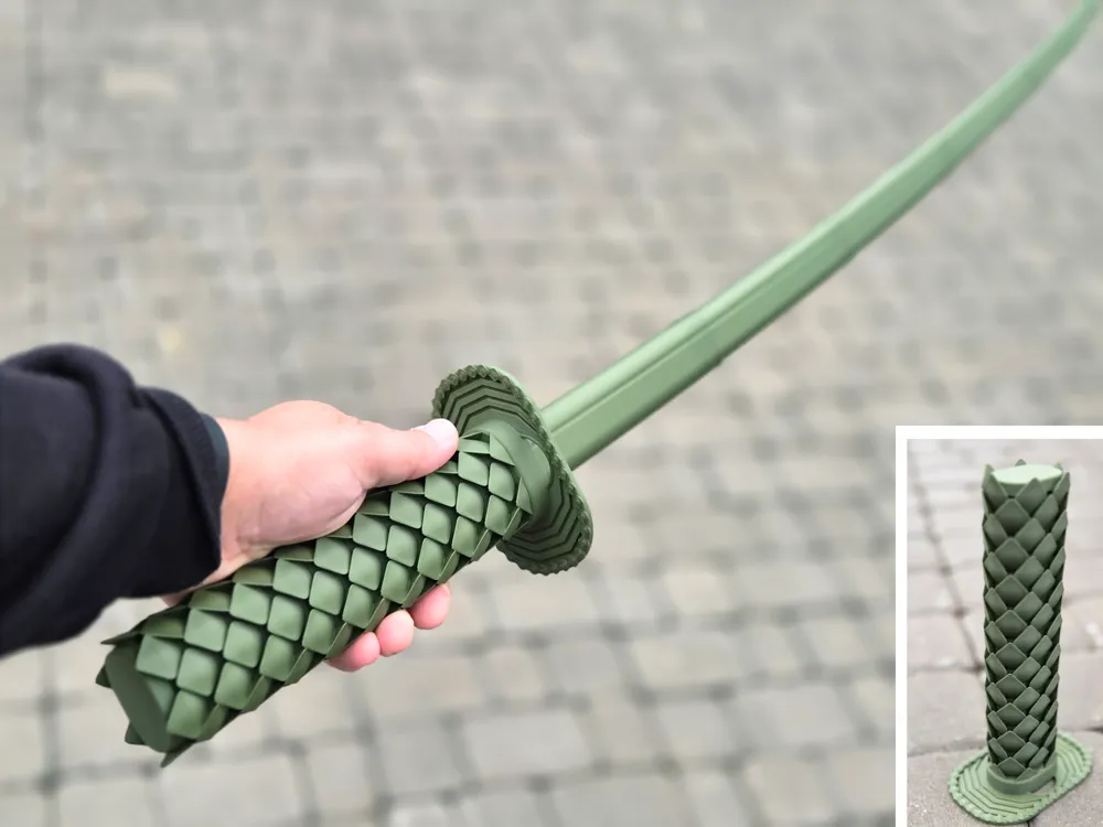 Adorno temático: Long Dragon Katana (Print-in-Place). Referencia del modelo original.