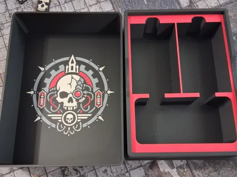 Bandeja organizadora: 40k Command Station – Dice Tray / Book Card Holder — referencia de MakerWorld